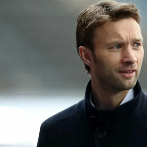 Leverkusen-Sportchef Simon Rolfes hält eine Gehaltsangleichung zwischen Frauen und Männern nicht für sinnvoll, um dem Frauenfußball zu helfen.