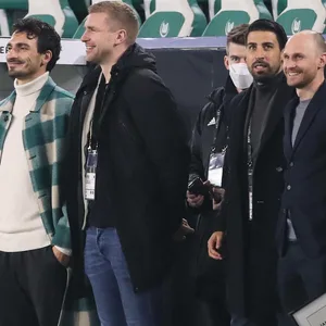 Sami Khedira (hier bei der Verabschiedung von Ex-Bundestrainer Jogi Löw) wird neuer DAZN-Experte.