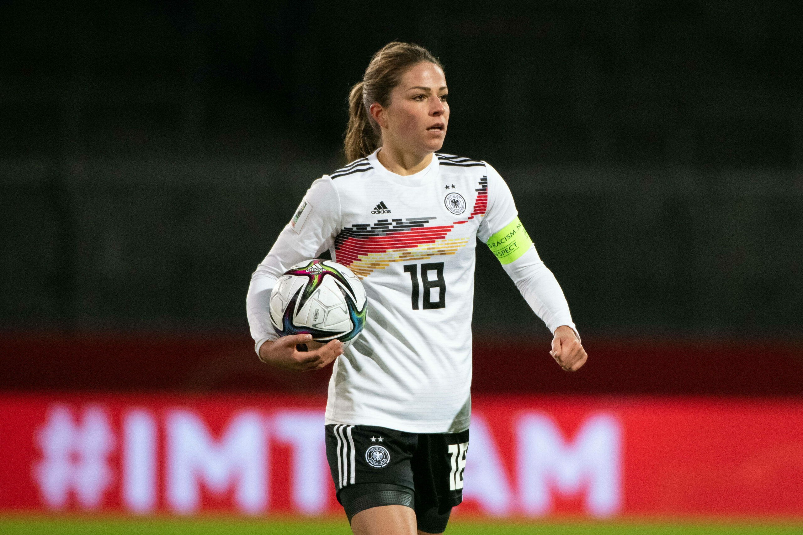 Melanie Leupolz trug schon die Kapitänsbinde der Nationalmannschaft. Die EM verpasst sie aufgrund ihrer Schwangerschaft.