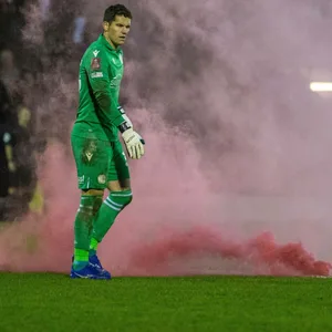 Torwart Rafael im Spiel neben Pyrotechnik
