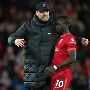 Jürgen Klopp (l.) lobt die Abwicklung des Mané-Wechsel des Bayern München.