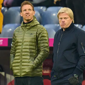 Oliver Kahn (r.) fordert in der kommenden Saison eine Leistungssteigerung der Münchner.