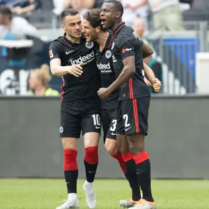 Evan Ndicka (r.) und Filip Kostic (10) könnten Eintracht Frankfurt in diesem Sommer verlassen.