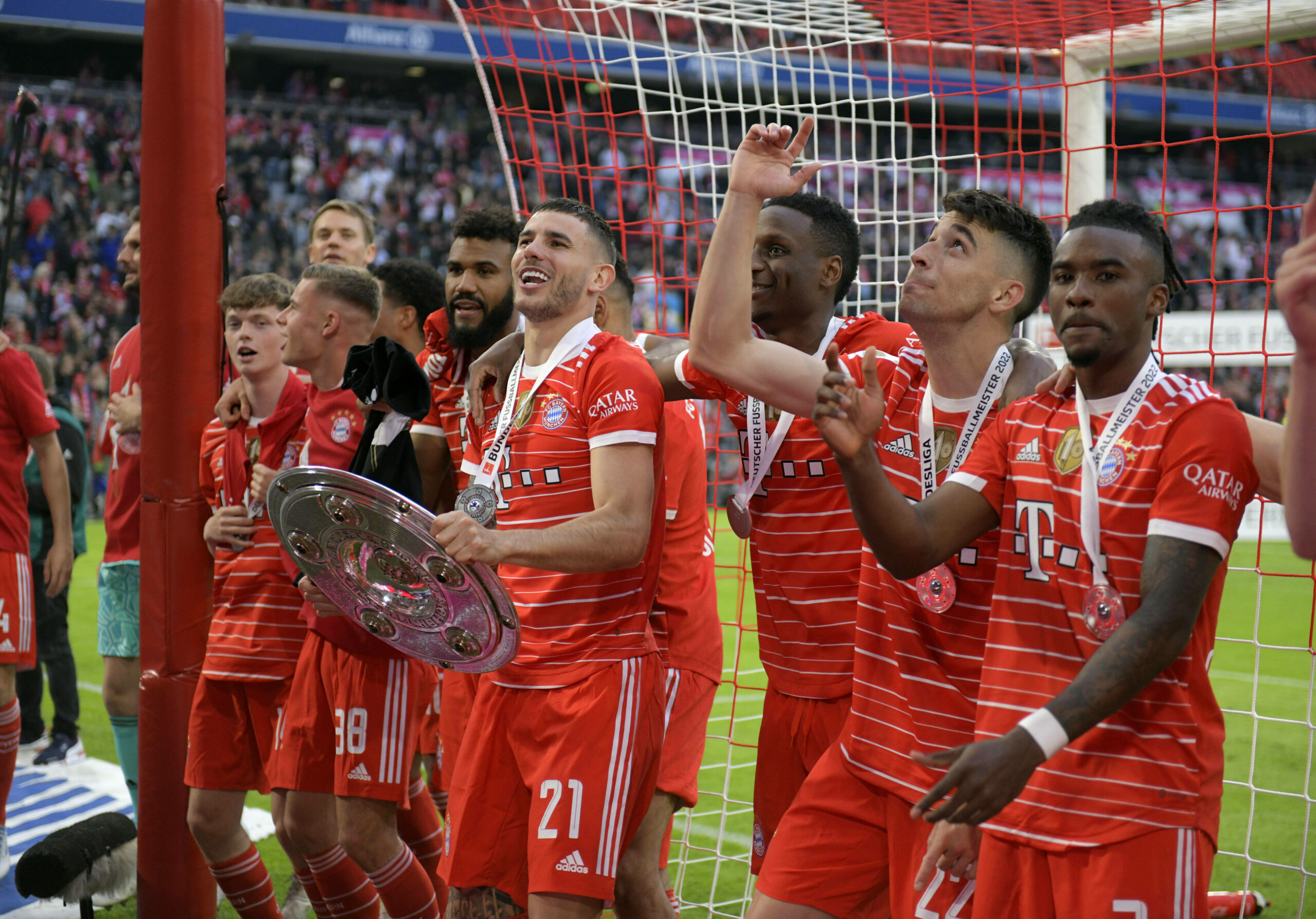 Bayern Münchens Omar Richards (r.) feiert die Meisterschaft mit seinen Teamkollegen.