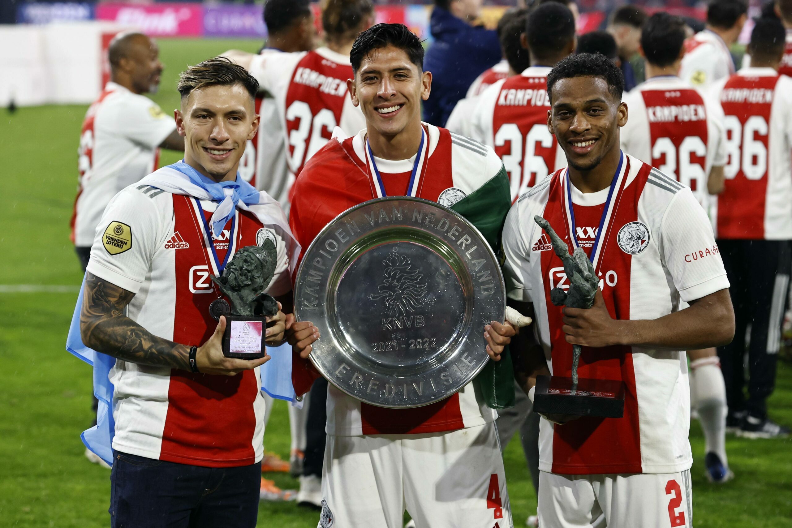 Lisandro Martinez feiert die Meisterschaft mit seinen Ajax-Kollegen Edson Alvarez und Jurrien Timber (v.l.).