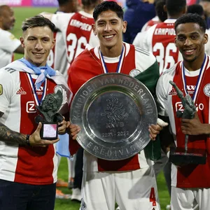 Lisandro Martinez feiert die Meisterschaft mit seinen Ajax-Kollegen Edson Alvarez und Jurrien Timber (v.l.).
