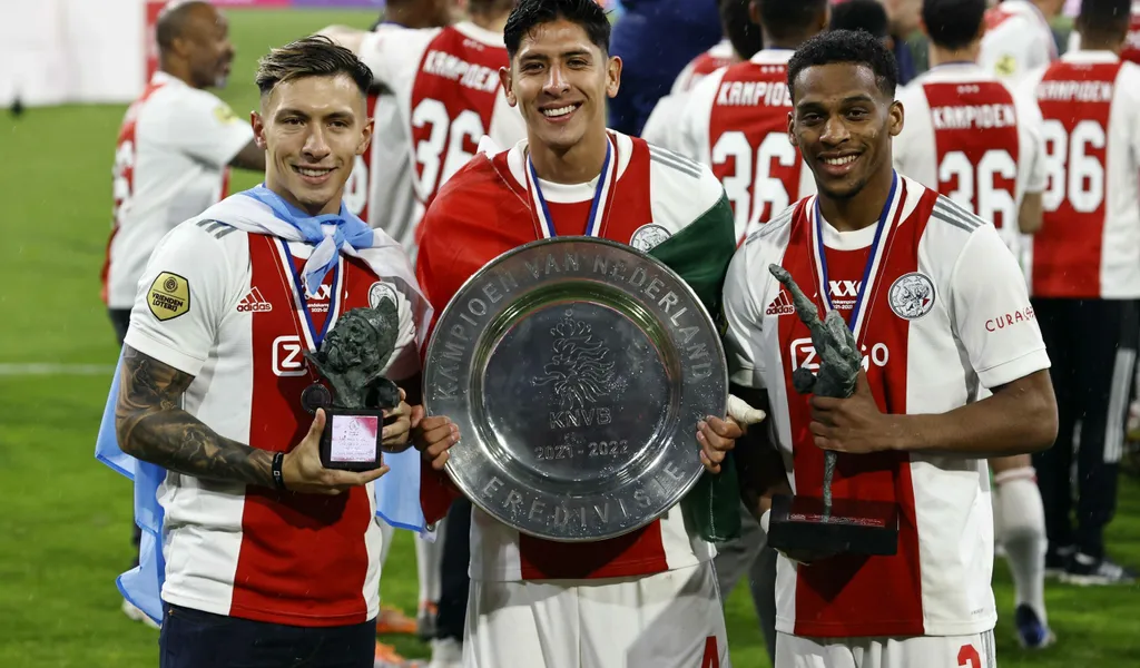 Lisandro Martinez feiert die Meisterschaft mit seinen Ajax-Kollegen Edson Alvarez und Jurrien Timber (v.l.).