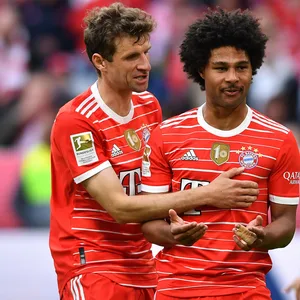 Thomas Müller und Serge Gnabry