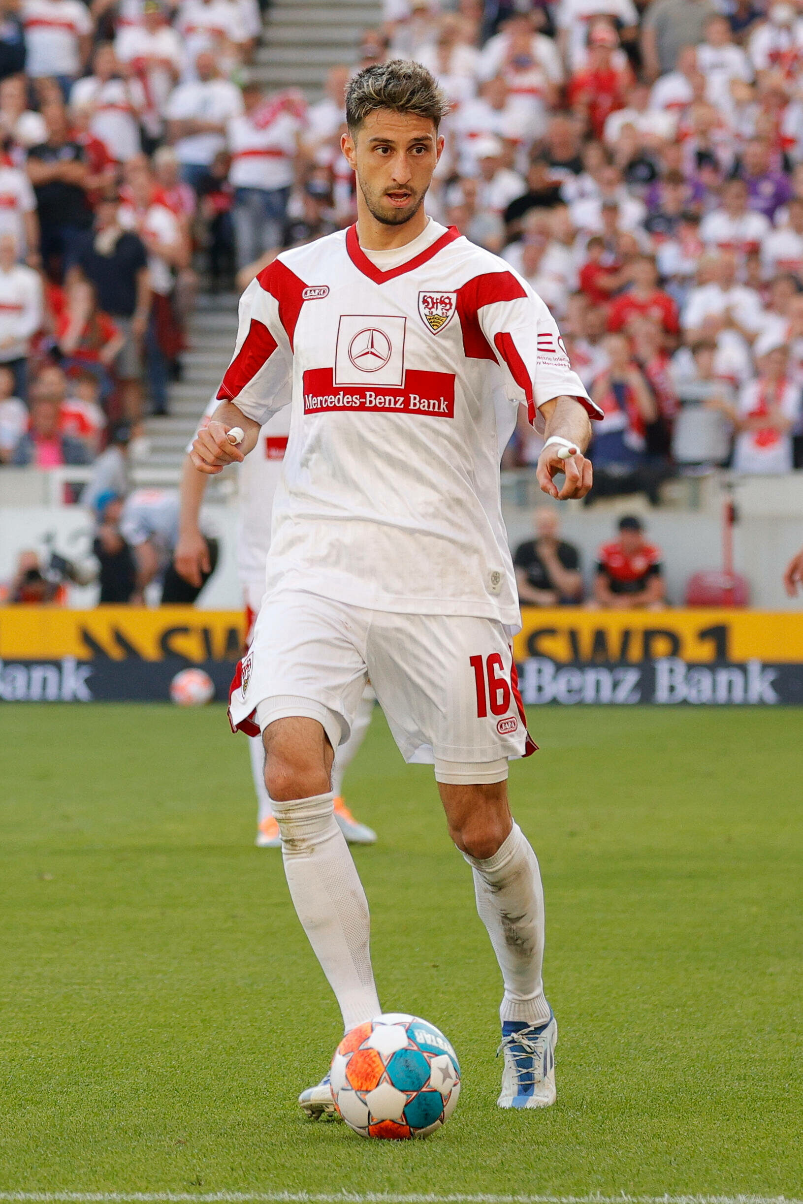 VfB Stuttgarts Mittelfeldspieler Atakan Karazor ist nach seiner Untersuchungshaft auf Ibiza zurück in Stuttgart.