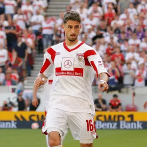 VfB Stuttgarts Mittelfeldspieler Atakan Karazor ist nach seiner Untersuchungshaft auf Ibiza zurück in Stuttgart.
