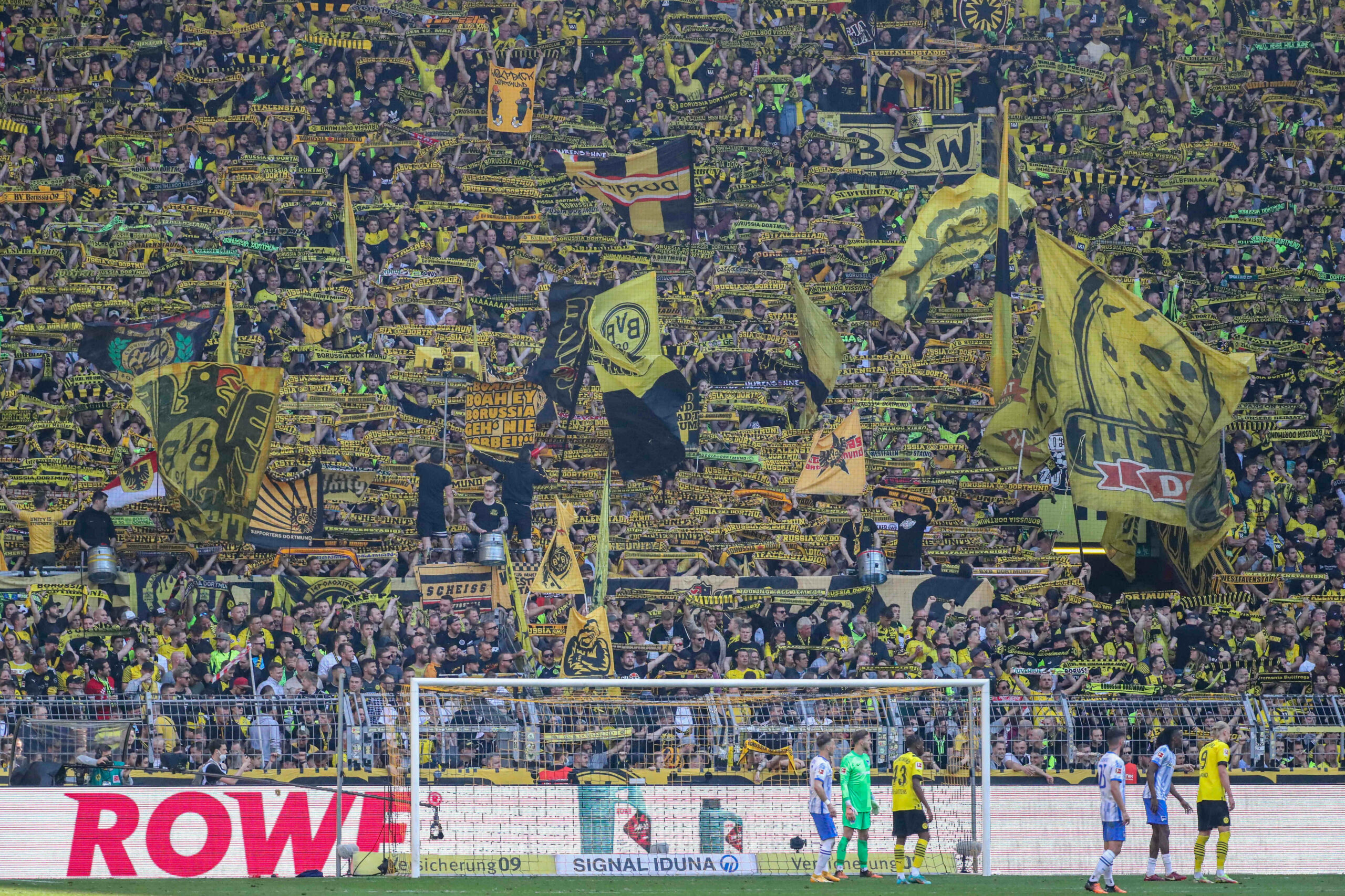 Stehplätze wie auf der Südtribüne in Dortmund sind im Europapokal a der kommenden Saison wieder erlaubt.