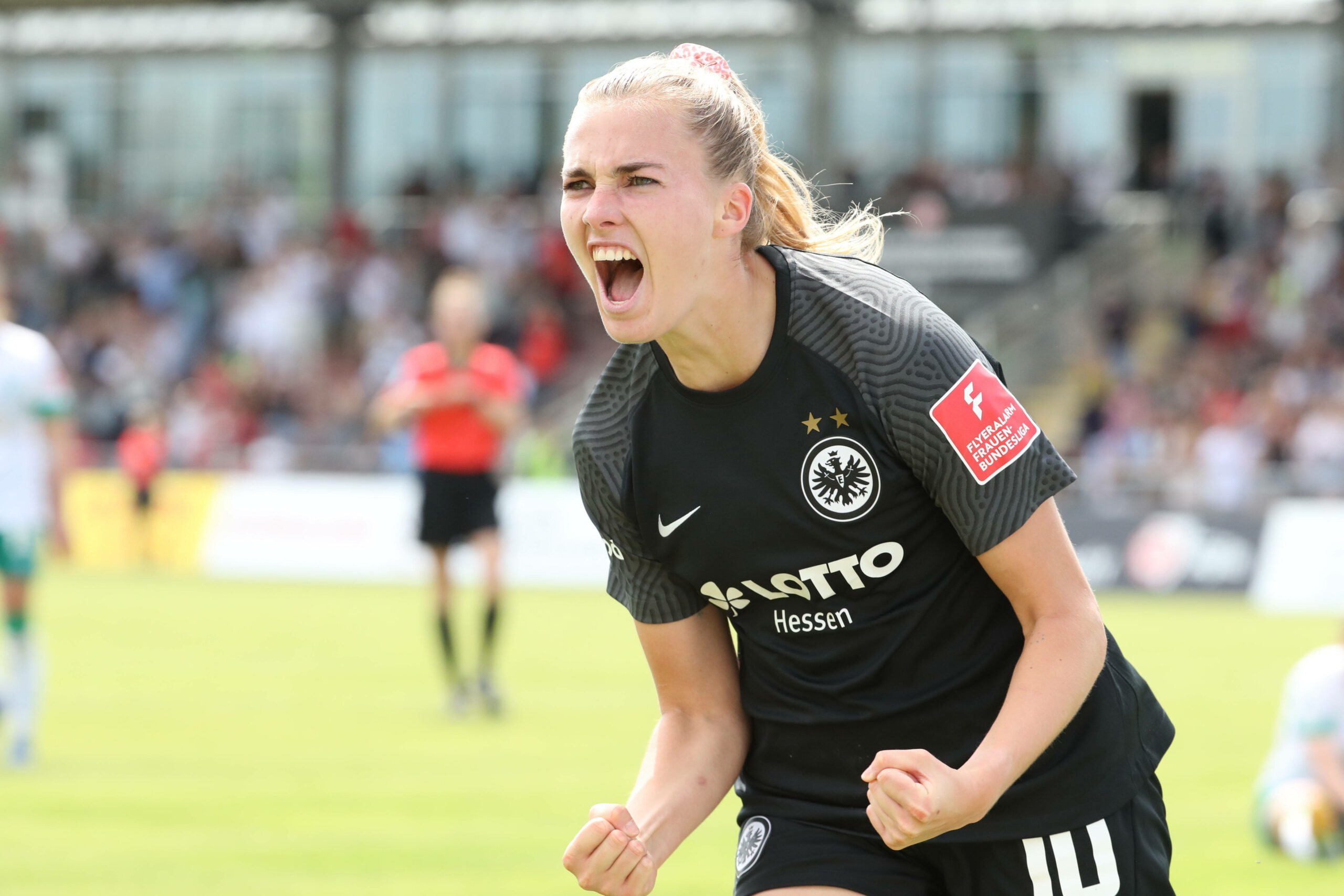 Nationalstürmerin Laura Freigang freut sich über die Gehaltserhöhung bei Eintracht Frankfurt.