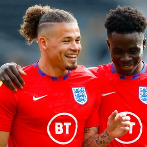 Kalvin Phillips (l.) und Bukayo Saka