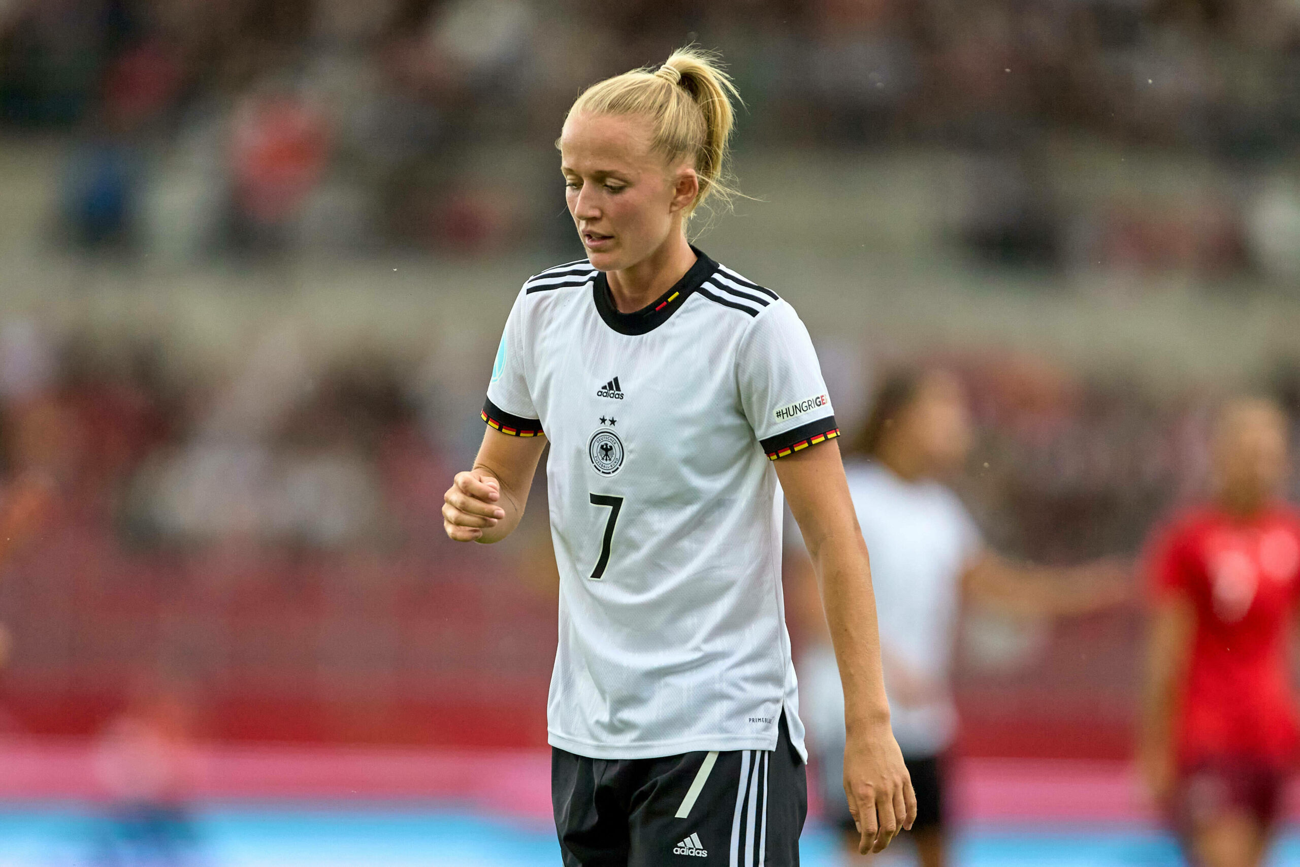 Die deutsche Nationalspielerin Lea Schüller hat sich mit dem Coronavirus infiziert.
