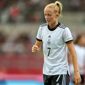 Die deutsche Nationalspielerin Lea Schüller hat sich mit dem Coronavirus infiziert.