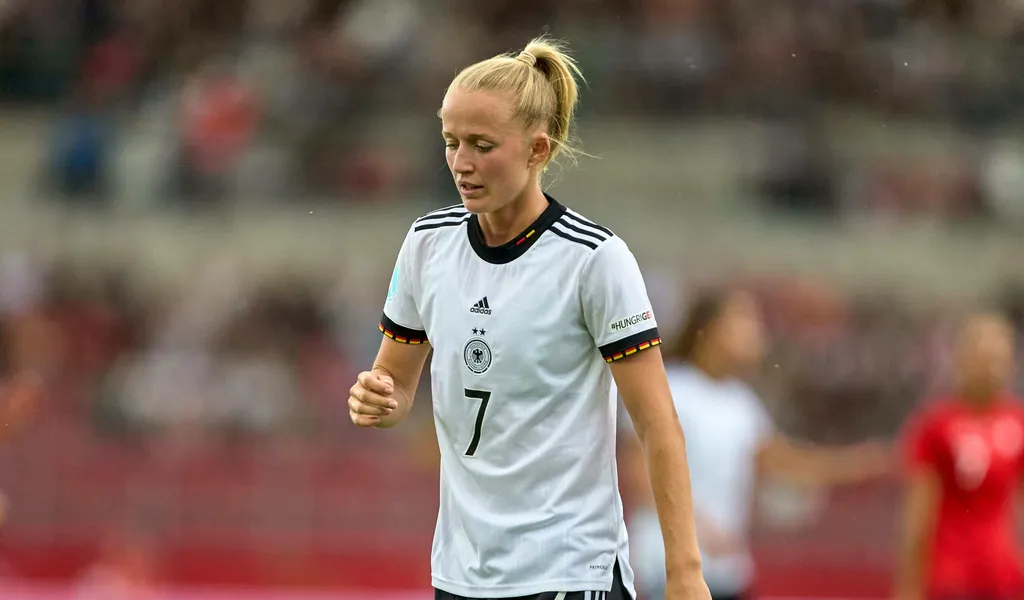 Die deutsche Nationalspielerin Lea Schüller hat sich mit dem Coronavirus infiziert.