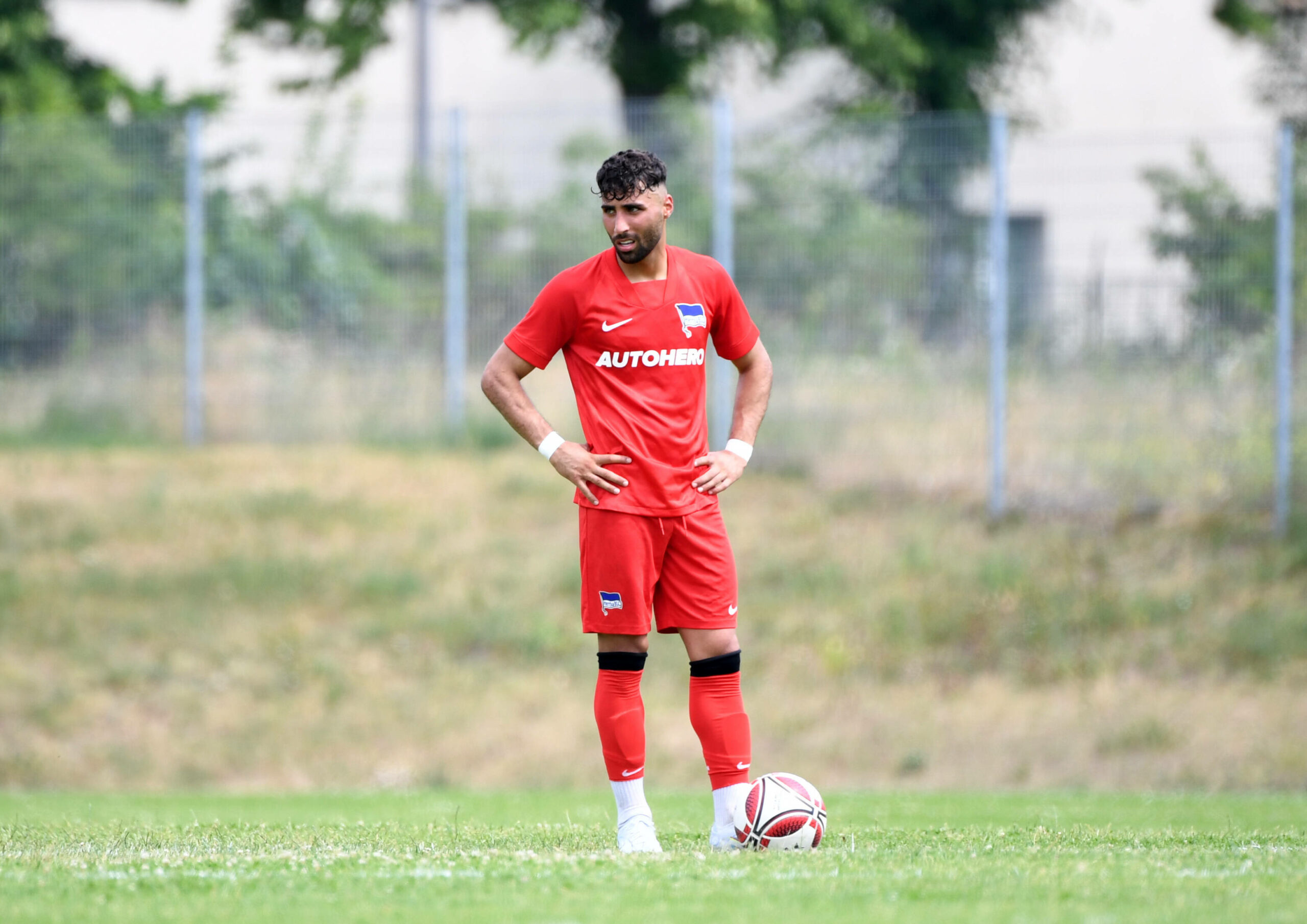 Influencer Nader El-Jindaoui sorgte beim Testspiel der U23 von Hertha BSC für Aufsehen.