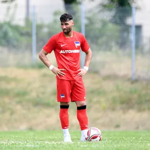 Influencer Nader El-Jindaoui sorgte beim Testspiel der U23 von Hertha BSC für Aufsehen.