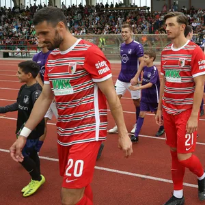 Die Profis des FC Augsburg beim Testspiel gegen TSV Schwaben. Ein anderes Testspiel sorgt jetzt für Wirbel.