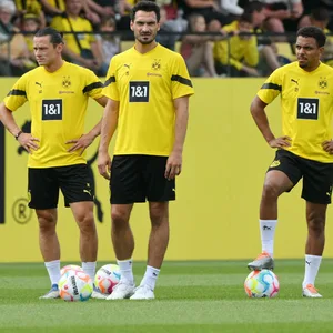 Nico Schulz (l.) soll nicht mit seinen Teamkollegen Mats Hummels (M.) und Donyell Malen ins Trainingslager fahren.