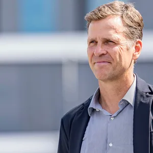Oliver Bierhoff lädt Bundeskanzler Scholz zu einem Gespräch ein.