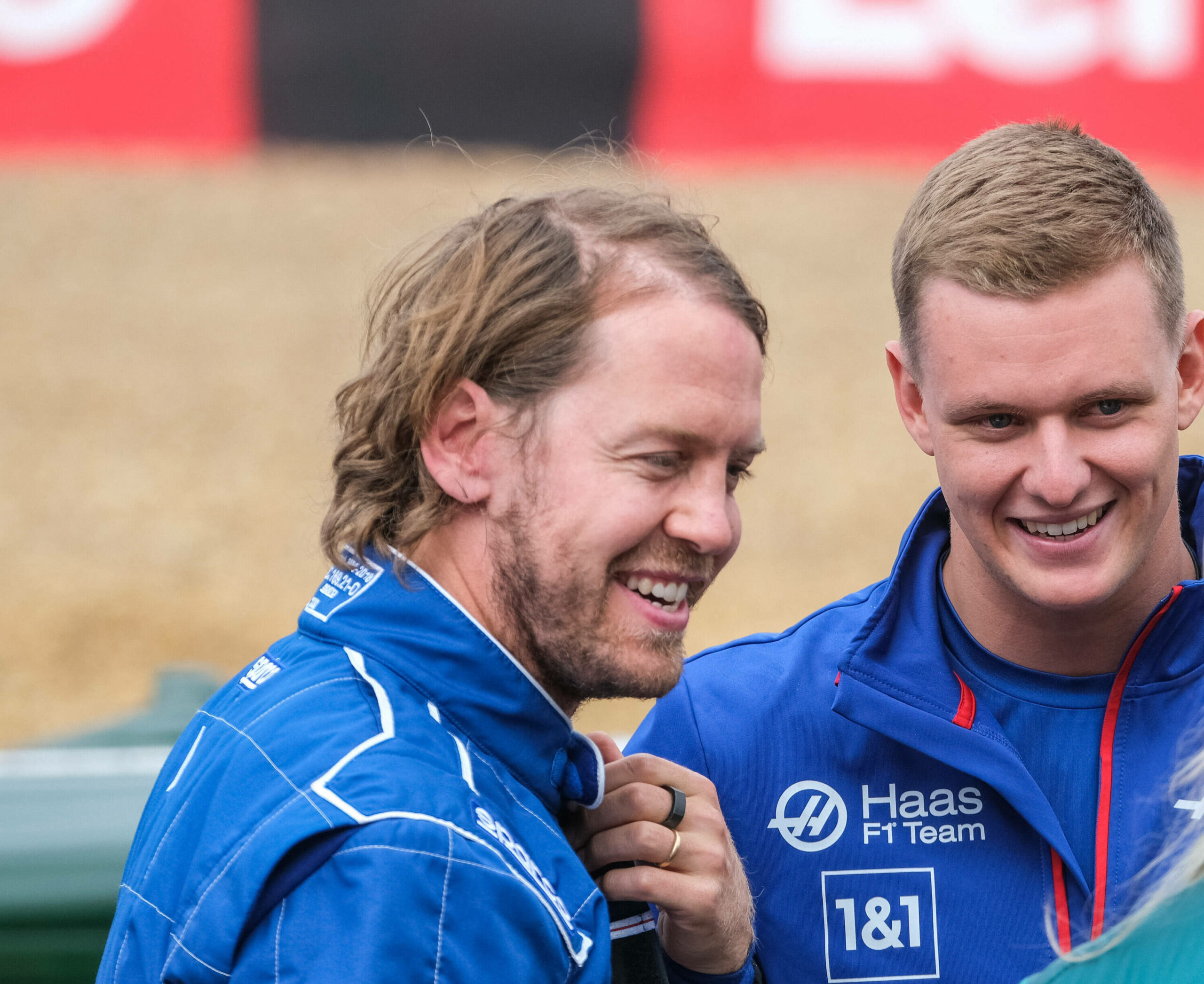 Sebastian Vettel (l.) und Mick Schumacher können gut miteinander.