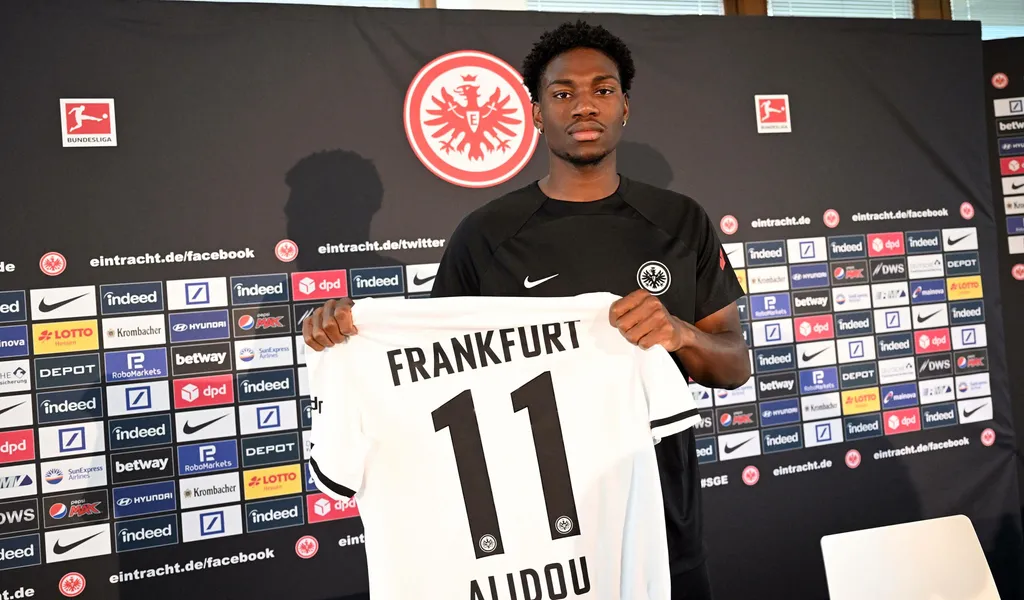 Faride Alidou sprach bei seiner Vorstellung in Frankfurt noch einmal über die schwierige Zeit beim HSV.
