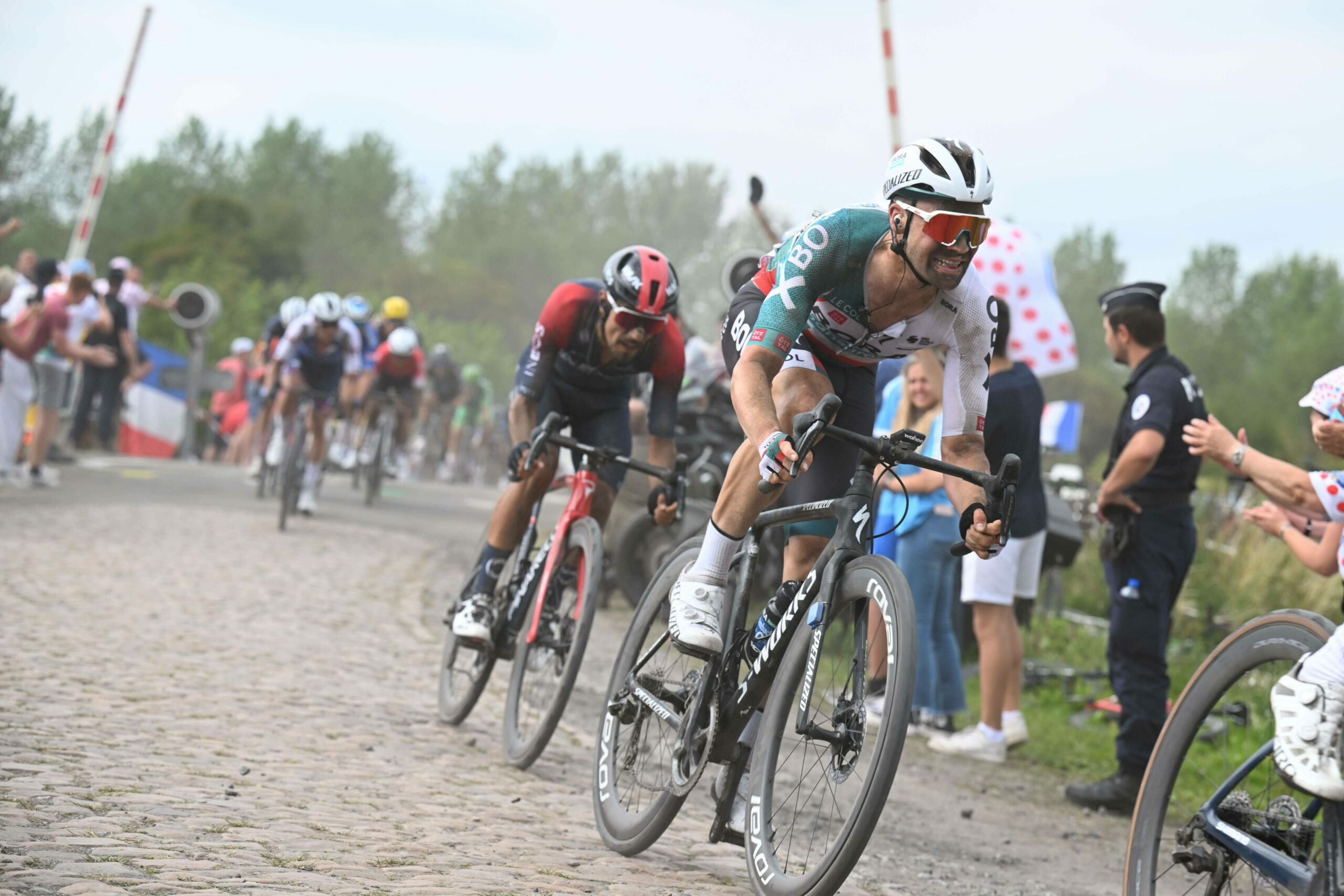 Maximilian Schachmann beim Ritt übers Kopfsteinpflaster der 5. Tour-Etappe. Die Fahrweise der Konkurrenz geht ihm auf die Nerven.