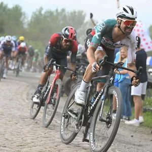 Maximilian Schachmann beim Ritt übers Kopfsteinpflaster der 5. Tour-Etappe. Die Fahrweise der Konkurrenz geht ihm auf die Nerven.