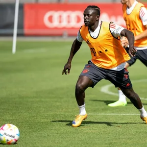 Sadio Mané stieg am Freitag ins Training des FC Bayern München ein.
