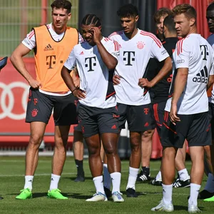 Serge Gnabry (M.) trainiert aktuell noch bei Bayern München. Sein Vertrag läuft noch ein Jahr.