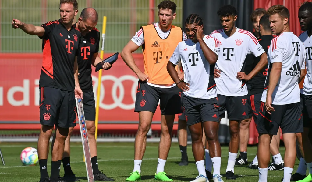 Serge Gnabry (M.) trainiert aktuell noch bei Bayern München. Sein Vertrag läuft noch ein Jahr.
