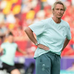 Bundestrainerin Martina Voss-Tecklenburg kritisiert die UEFA für deren Umgang mit Corona.