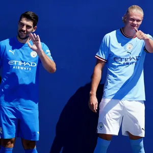 Stefan Ortega (l.) konnte es sich nicht verkneifen, bei der Vorstellung in Manchester gegen Erling Haaland zu sticheln.