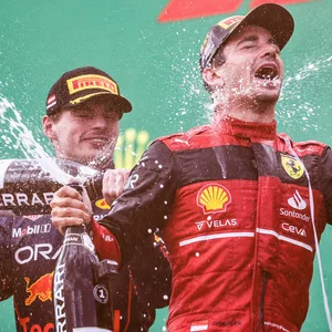 Siegerdusche für Charles Leclerc, der Max Verstappen (l.) in Österreich keine Chance ließ.