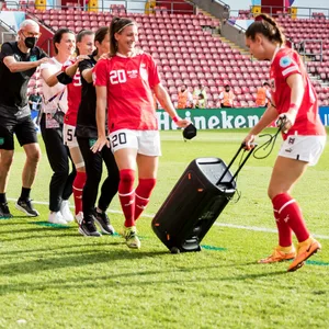 Österreichs Frauen feiern nach dem 2:0 gegen Nordirland mit Musikbox und Polonaise.
