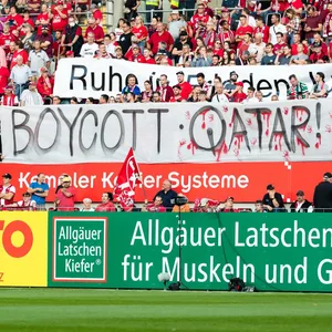 Fans rufen zum Boykott der Weltmeisterschaft in Katar auf.