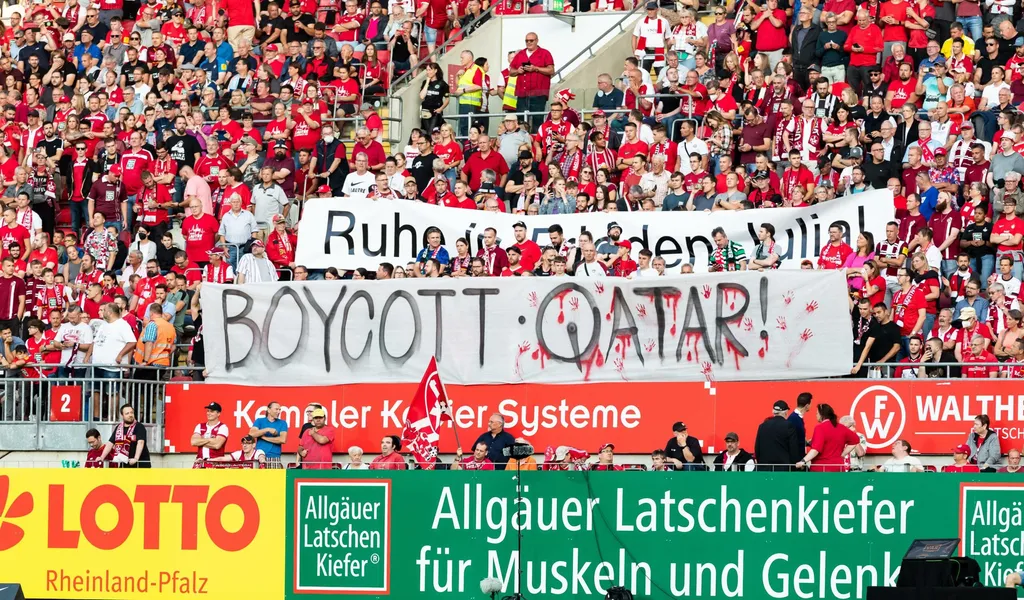 Fans rufen zum Boykott der Weltmeisterschaft in Katar auf.