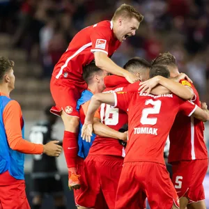 Die Spieler des 1. FC Kaiserslautern in der Jubeltraube