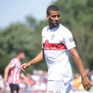 Josha Vagnoman feierte im Test gegen den FC Brentford seine Stuttgart-Premiere.