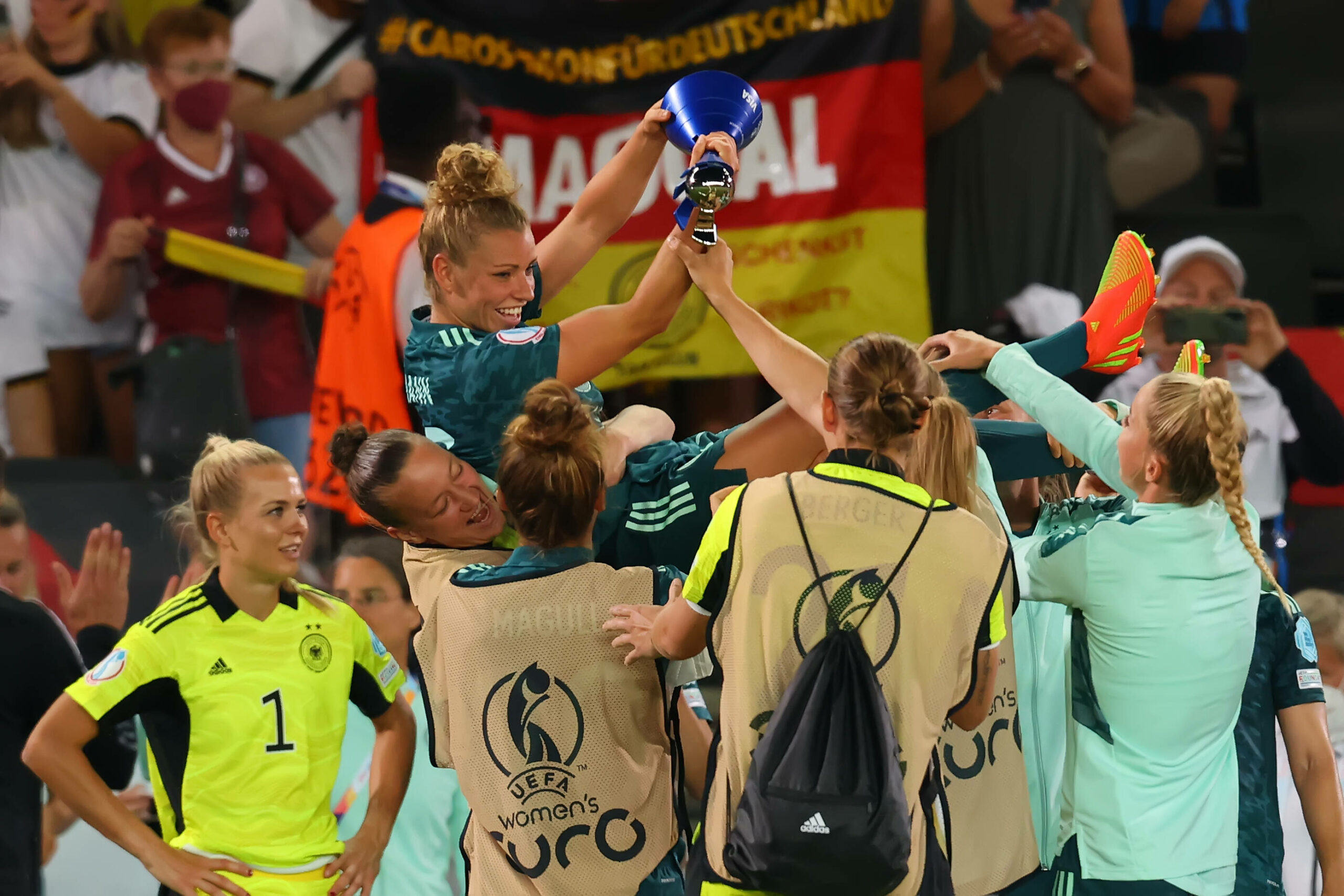 Die DFB-Frauen erreichen das Viertelfinale und werfen Linda Dallmann in die Luft, nachdem diese die Auszeichnung für die beste Spielerin des Spiels erhalten hat.