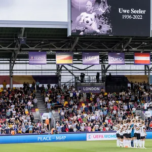 Zu Ehren des verstorbenen Uwe Seeler wurde im Spiel zwischen Deutschland und Österreich eine Schweigeminute abgehalten.