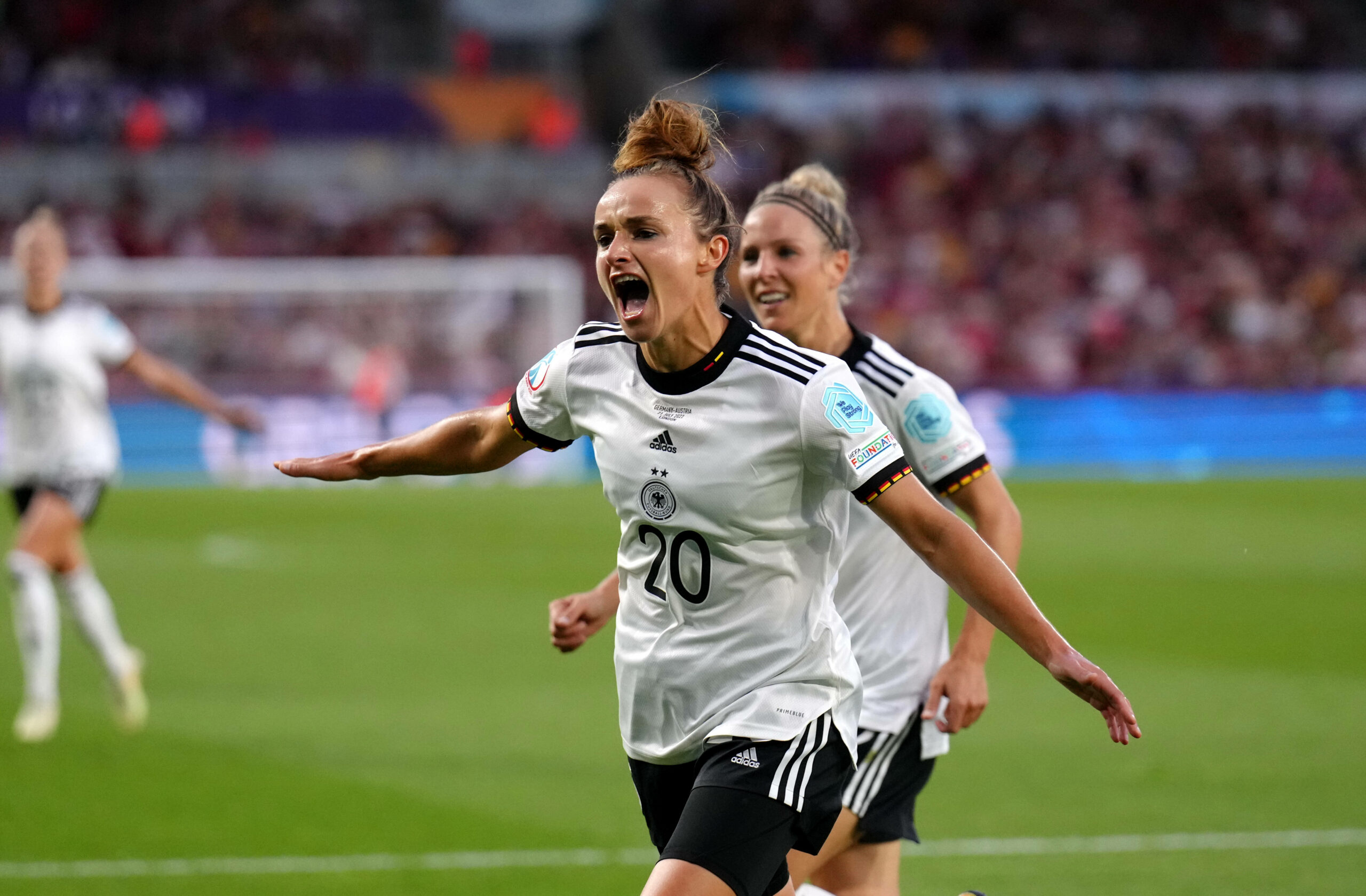 Lina Magull bejubelt das 1:0 gegen Österreich