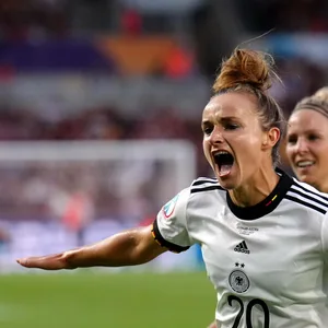 Lina Magull bejubelt das 1:0 gegen Österreich