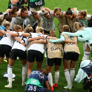 Die Deutsche Frauen-Fußball-Nationalmannschaft im Kreis