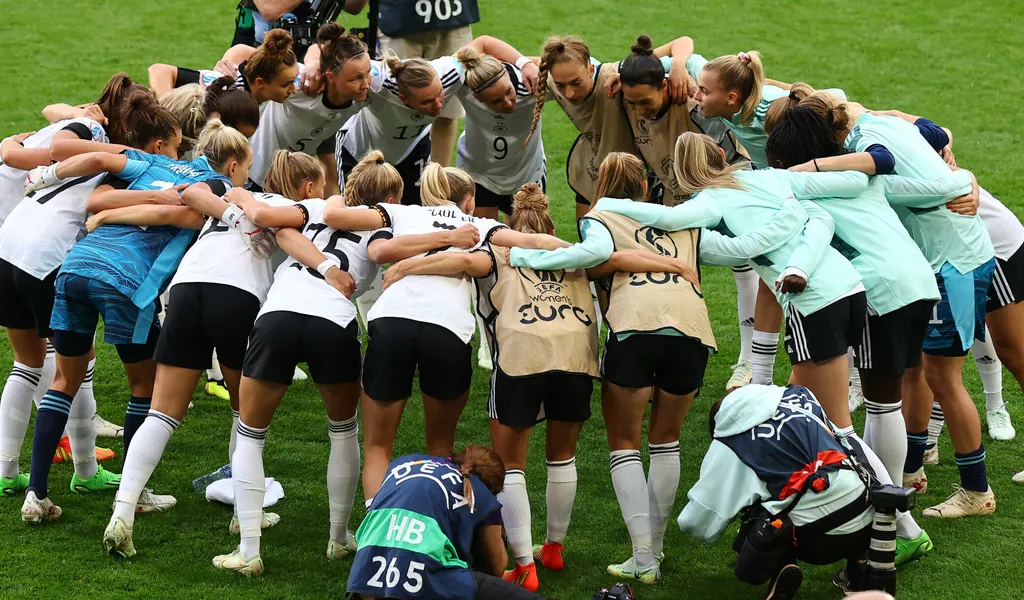 Die Deutsche Frauen-Fußball-Nationalmannschaft im Kreis