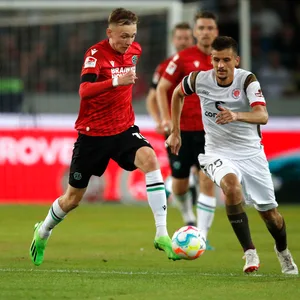 Adam Dzwigala gegen Hannovers Maximilian Beier