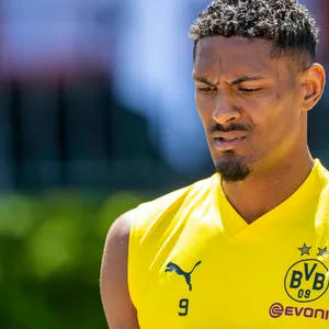 Dortmunds Sebastien Haller fällt nach einer Tumor-OP am Hoden mehrere Monate aus.