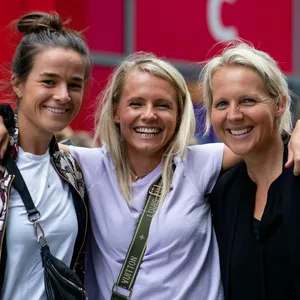 U17-Trainerin Friederike Kromp (r.) bei einem ihrer EM-Besuche mit ihrer Co-Trainerin Julia Simic (M.) und Ex-Nationalspielerin Lena Lotzen
