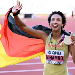 Malaika Mihambo springt bei der Leichtathletik-WM in Eugene zur Goldmedaille.